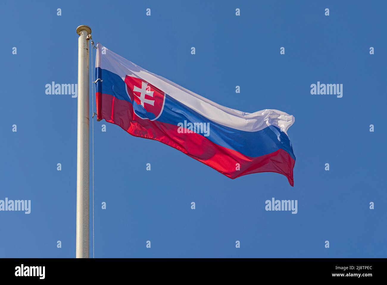 República de Eslovaquia Bandera de país en el cielo azul día soleado Foto de stock