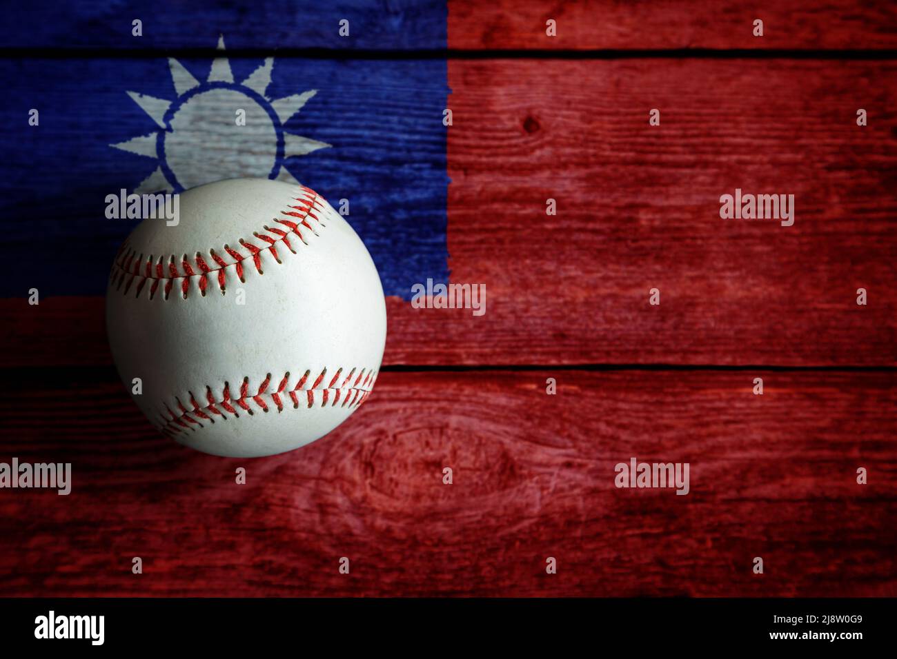 Baseball de cuero sobre fondo rústico de madera pintado con bandera taiwanesa con espacio de copia. Taiwán o Taipei Chino es una de las principales naciones de béisbol Foto de stock