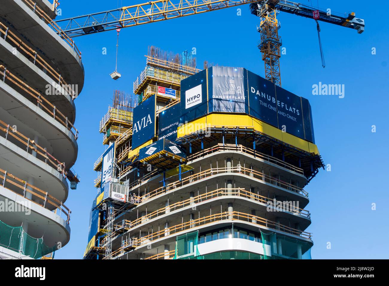 Viena, Viena: Construcción de una casa de apartamentos de gran altura, grúa, proyecto 'Danube Flats' en 22. Donaustadt, Viena, Austria Foto de stock