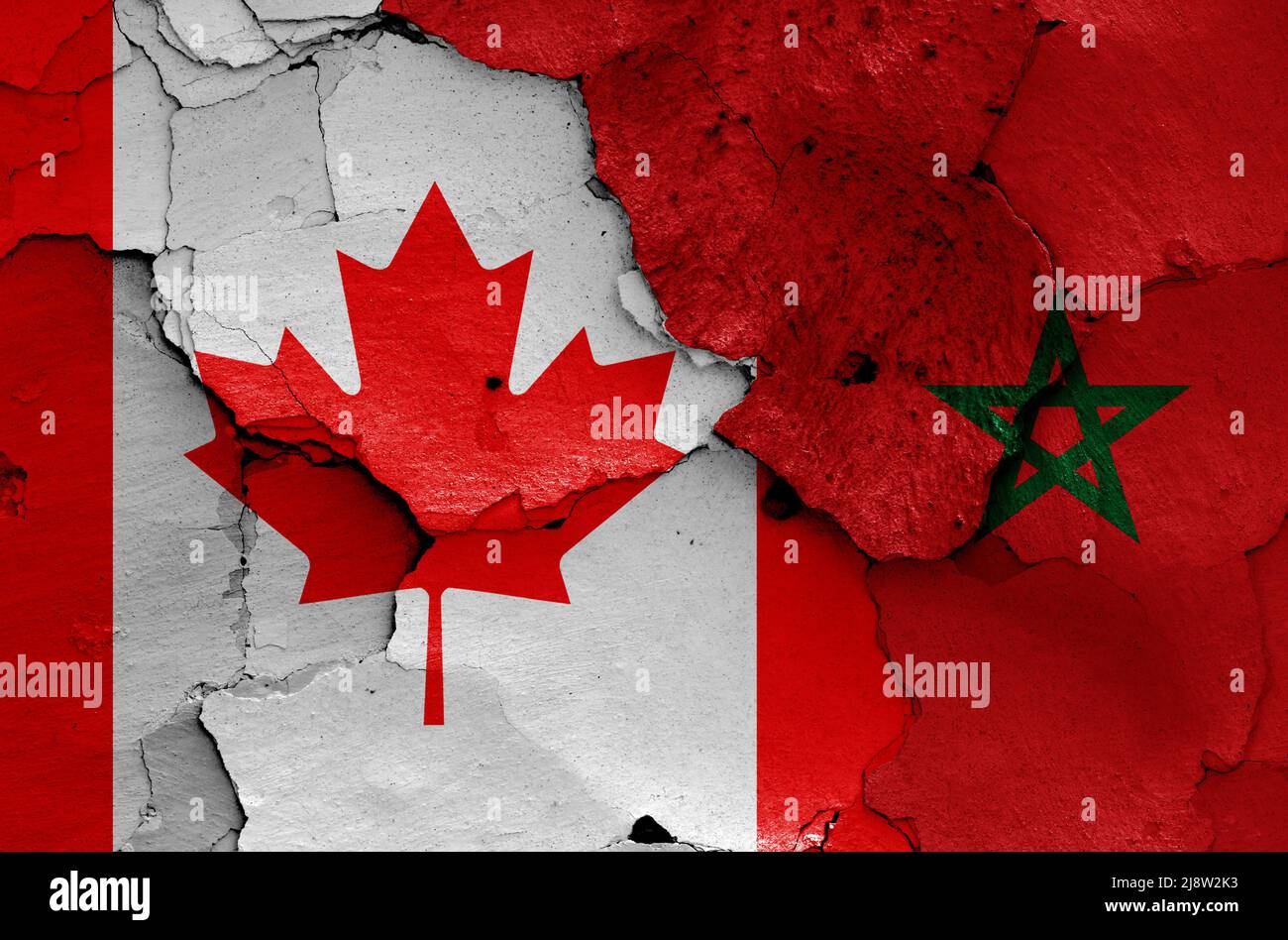 Banderas de Canadá y Marruecos pintadas en la pared agrietada Foto de stock