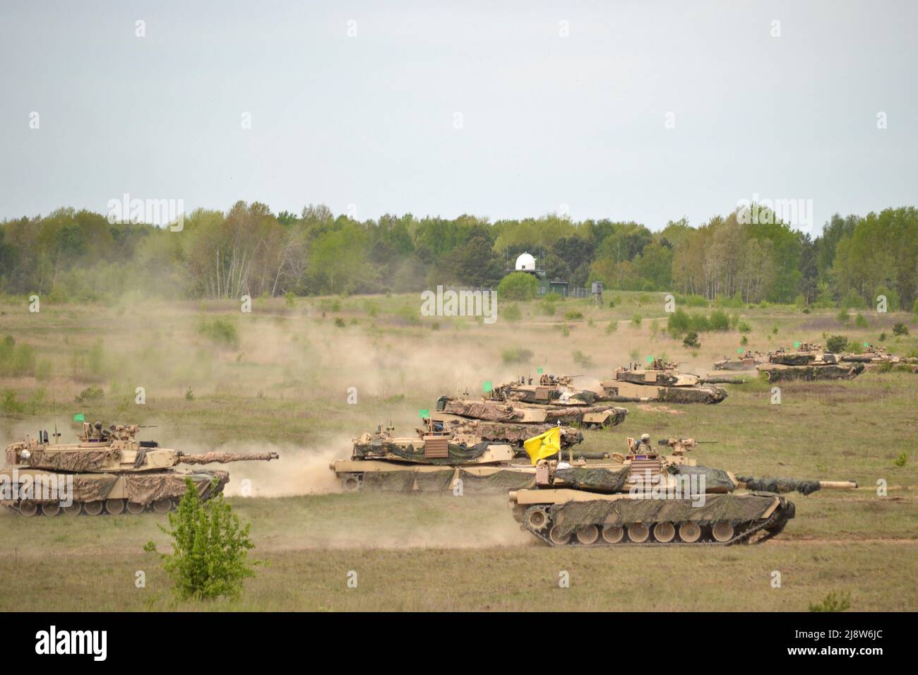 Pomorskie Drawsko, Polonia. 17th de mayo de 2022. Un Ejército de EE.UU. M1A2 Abrams principales tanques de batalla asignados a 1st Batallón, 68th Regimiento de Armadura, 3rd Brigada Armored Equipo de Combate, 4th División de Infantería, Maniobra durante Defender Europa 22 ejercicio de entrenamiento multinacional en el Área de Entrenamiento Drawsko Pomorskie, 17 de mayo de 2022 en Drawsko Pomorskie, Polonia. Crédito: Capitán Tobias Cukale/Ejército de EE.UU./Alamy Live News Foto de stock