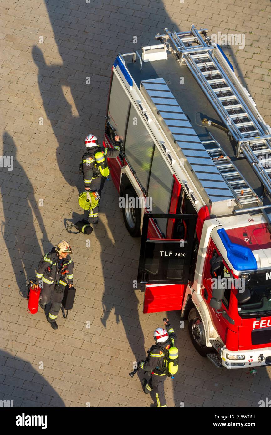 Viena: Camiones bomberos, bomberos en camino a un incendio en 22. Donaustadt, Viena, Austria Foto de stock