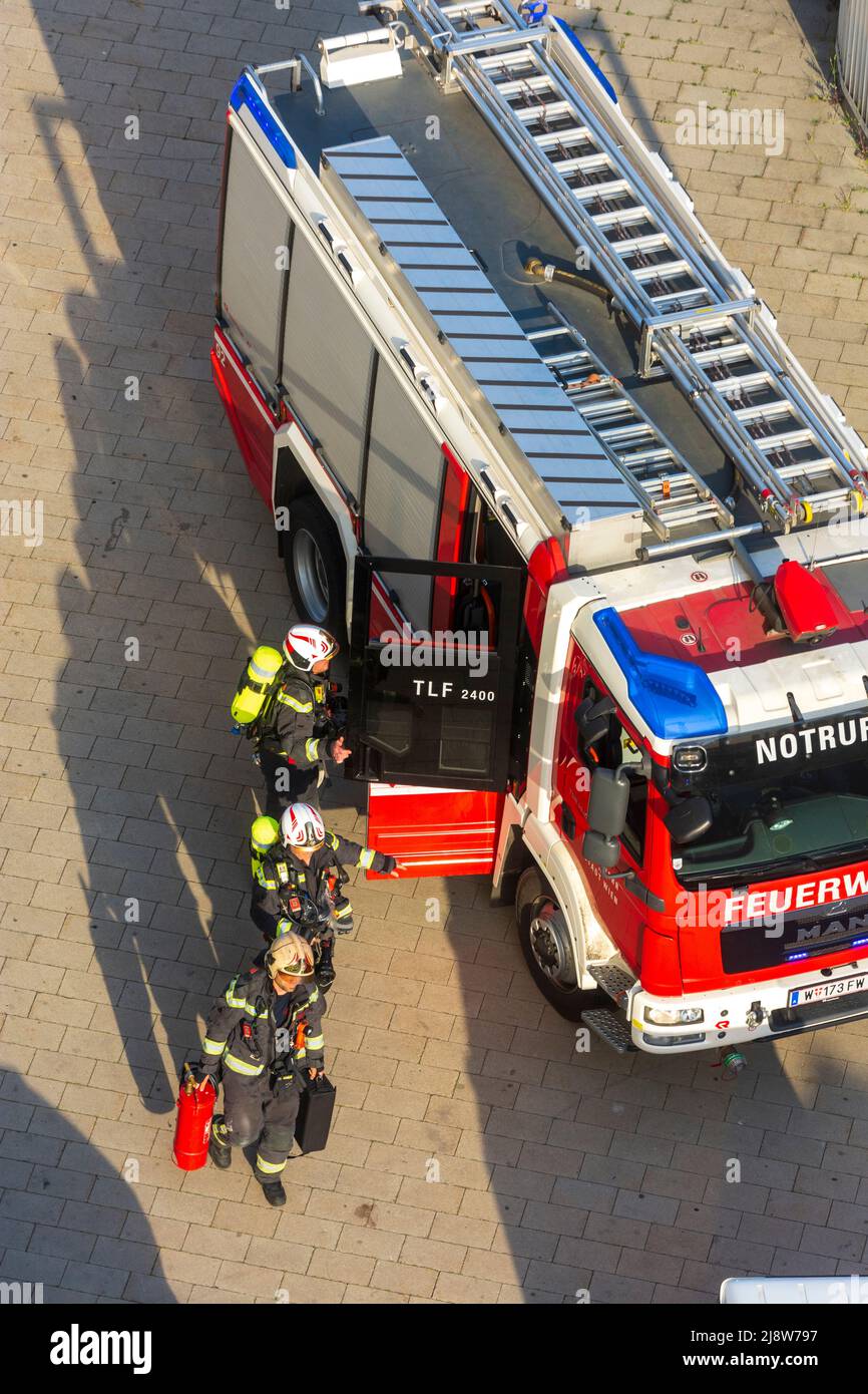 Viena: Camiones bomberos, bomberos en camino a un incendio en 22. Donaustadt, Viena, Austria Foto de stock