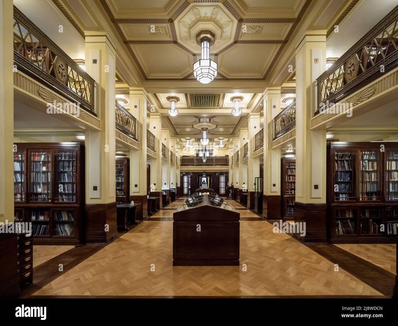 La biblioteca Art Deco del Museo de la Francmasonería situada en el Salón de los Francmasones. Londres. Foto de stock