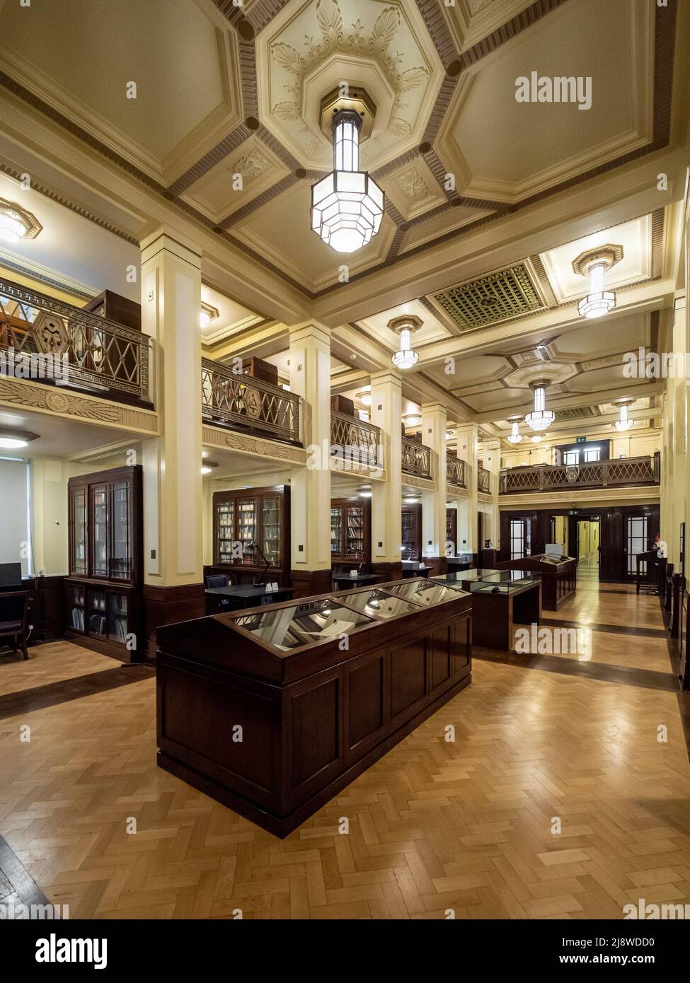 La biblioteca Art Deco del Museo de la Francmasonería situada en el Salón de los Francmasones. Londres. Foto de stock