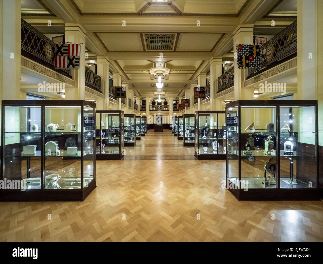 Vitrinas de vidrio en el Museo de la Francmasonería. Sala de los Freemasons. Londres. Foto de stock