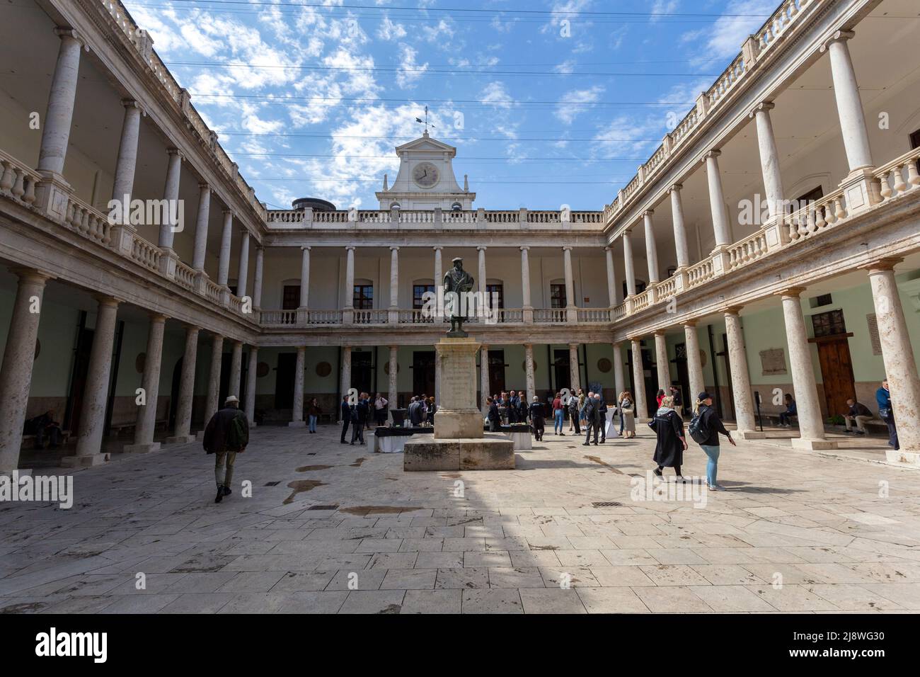 Valencia, España - 05 05 2022: Claustro de la Universidad de Valencia, España, en un soleado día de primavera. Foto de stock