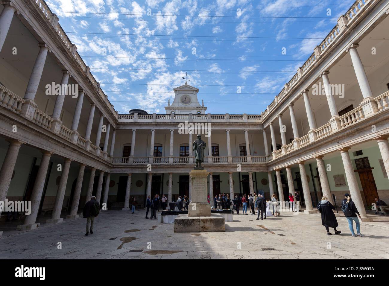 Valencia, España - 05 05 2022: Claustro de la Universidad de Valencia, España, en un soleado día de primavera. Foto de stock