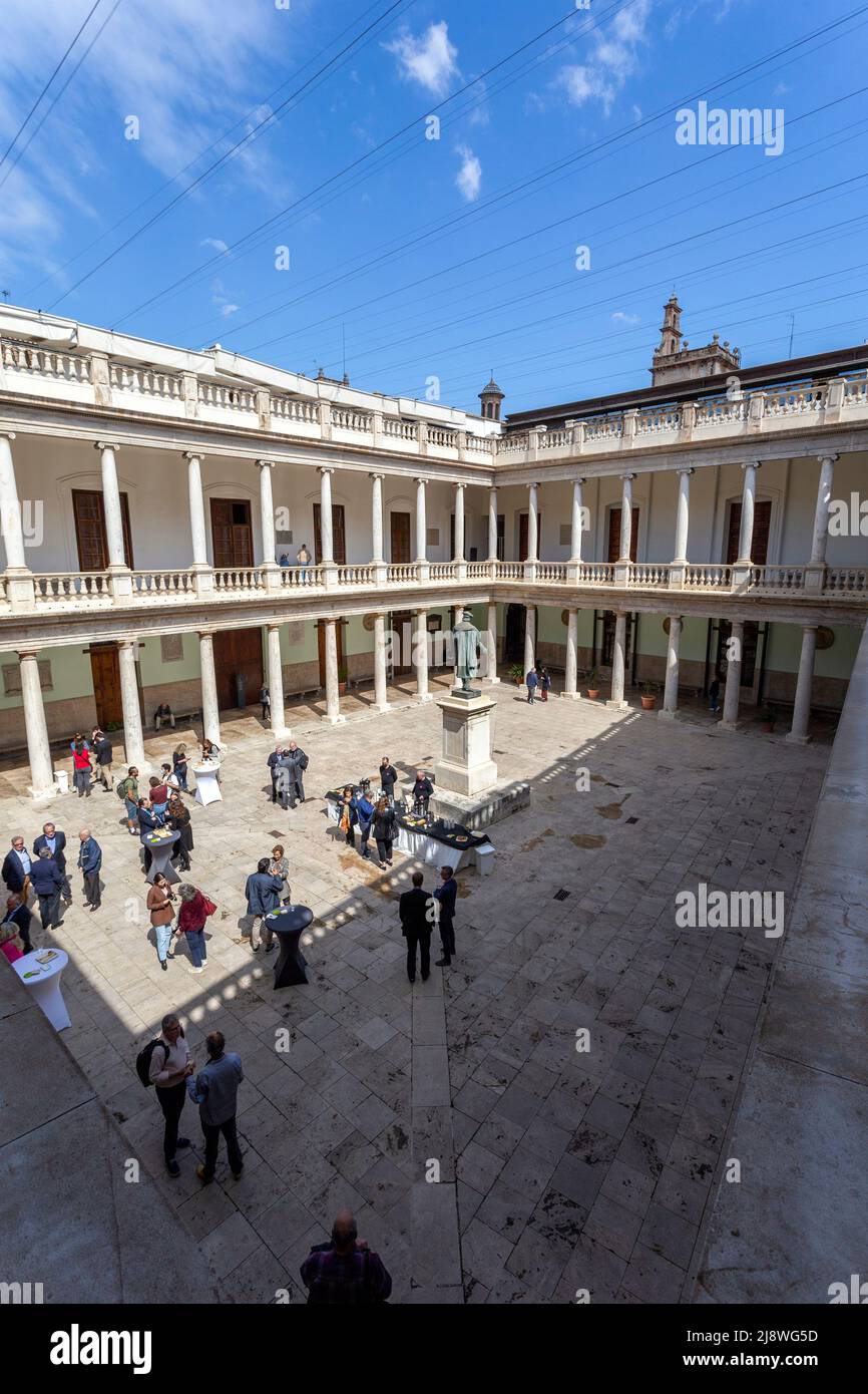 Valencia, España - 05 05 2022: Claustro de la Universidad de Valencia, España, en un soleado día de primavera. Foto de stock