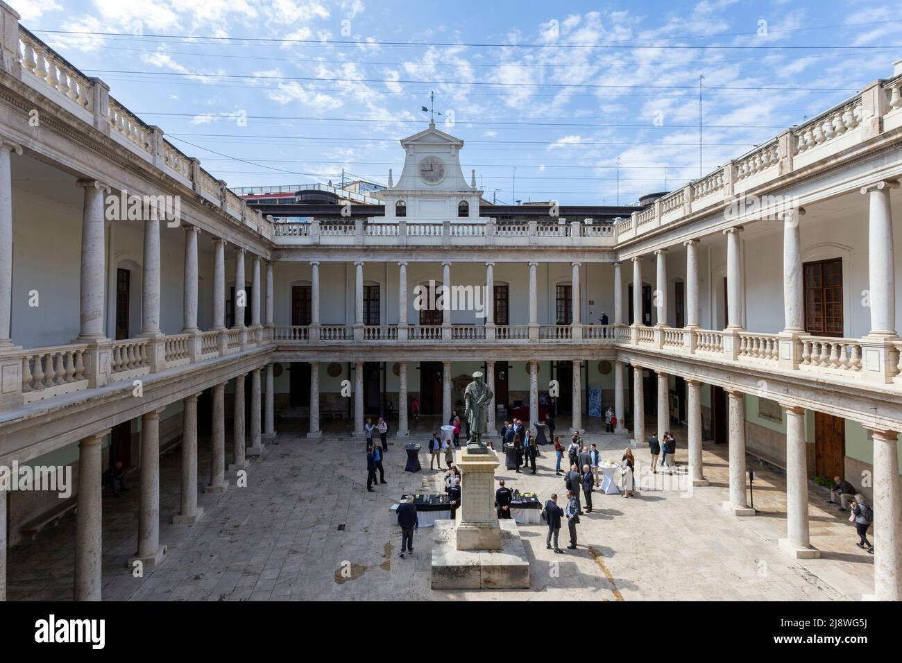 Valencia, España - 05 05 2022: Claustro de la Universidad de Valencia, España, en un soleado día de primavera. Foto de stock