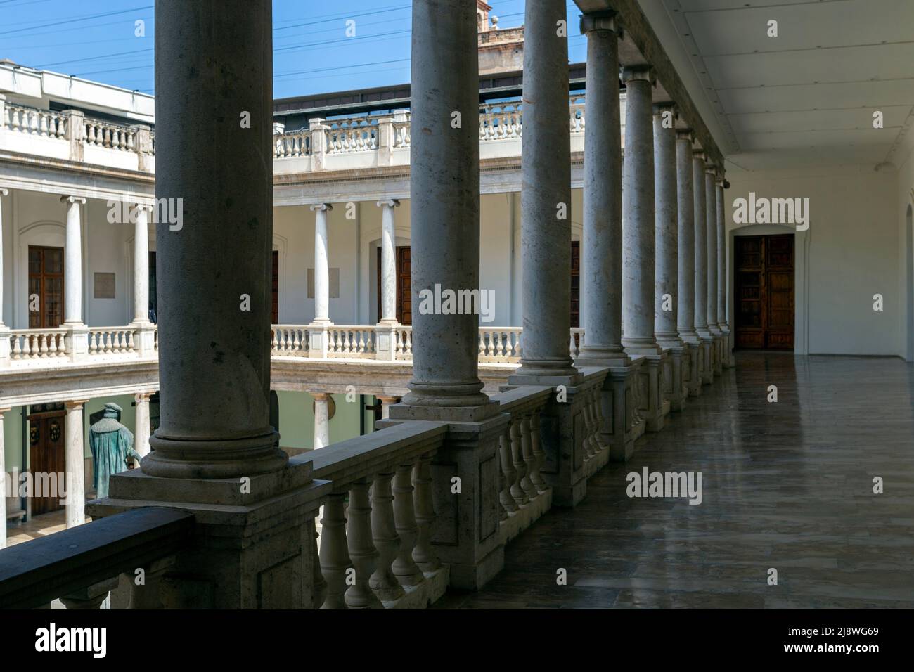 Valencia, España - 05 05 2022: Claustro de la Universidad de Valencia, España, en un soleado día de primavera. Foto de stock