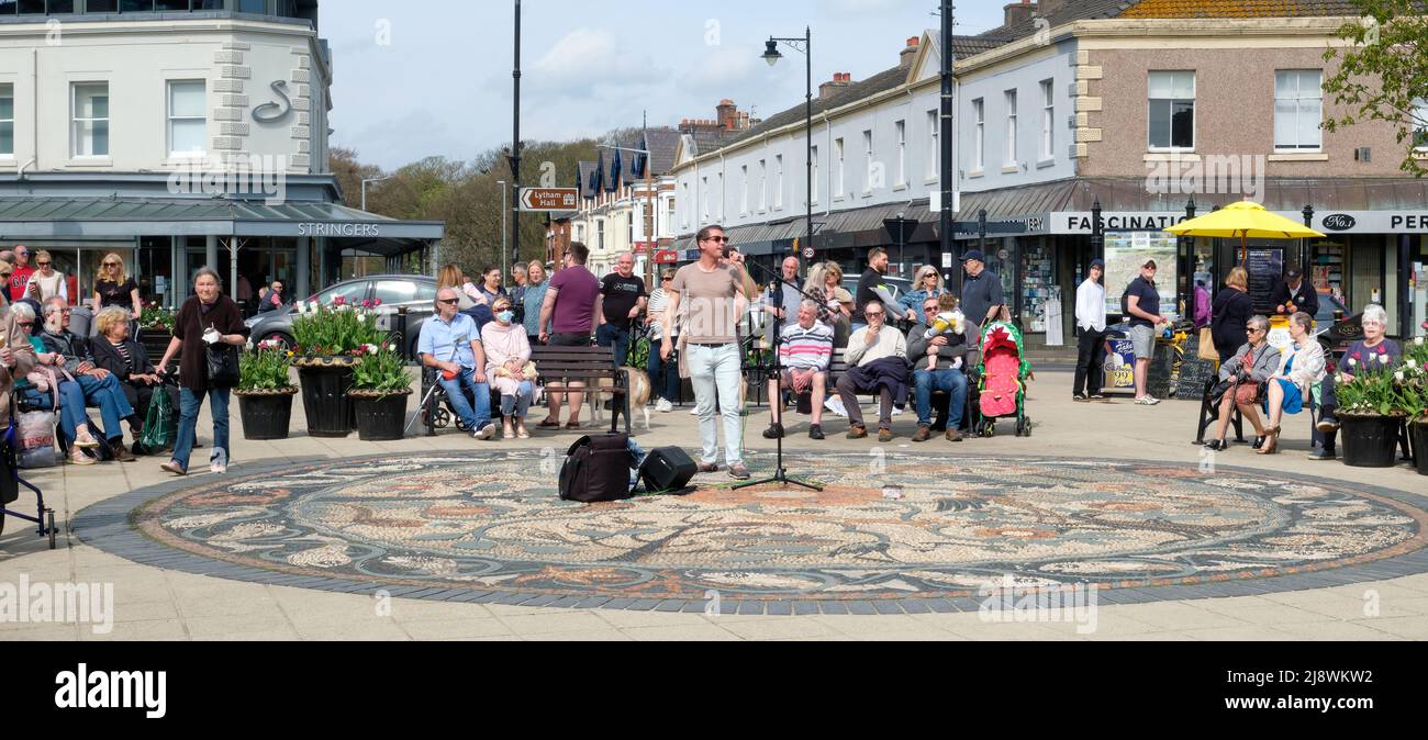 El animador de la calle canta en la plaza Lytham Town Foto de stock