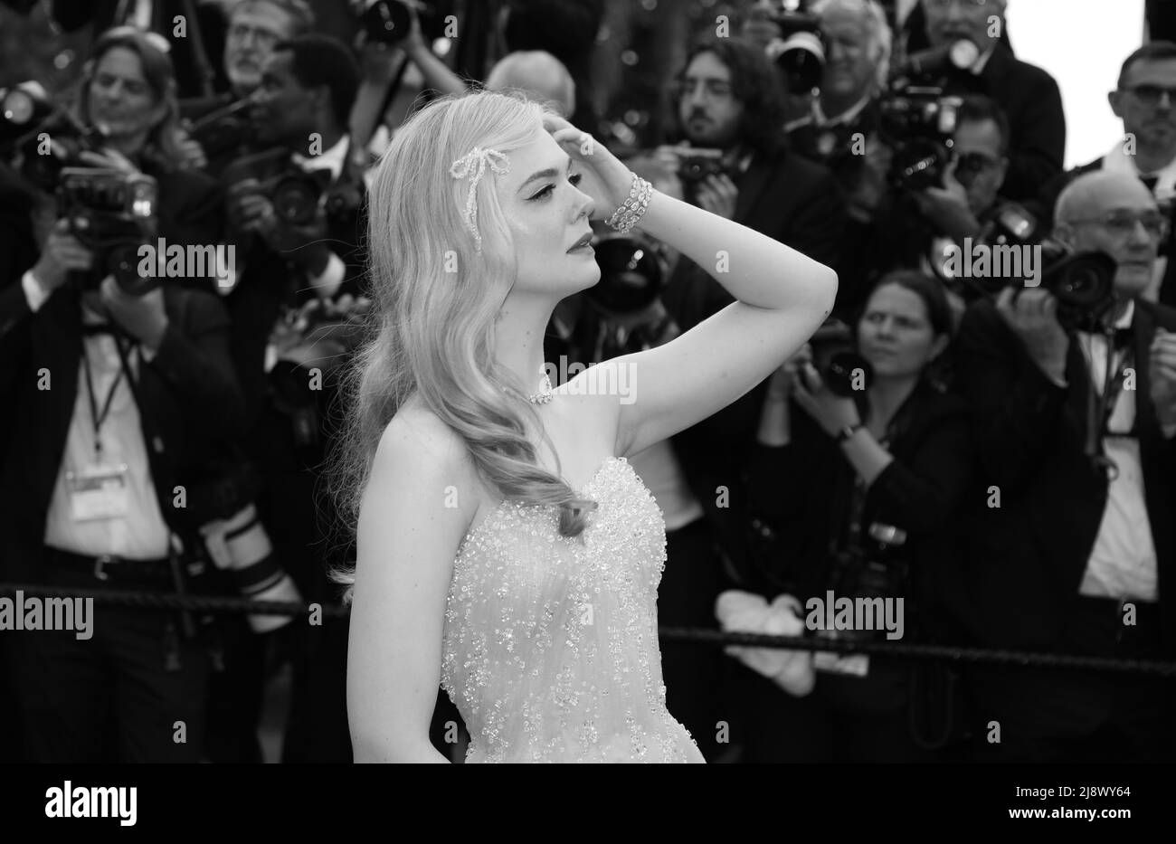 Cannes, Francia. 18th de mayo de 2022. Elle Fanning asiste a la proyección de 'Top Gun: Maverick' durante el festival anual de Cannes 75th en el Palais des Festivals el 18 de mayo de 2022 en Cannes, Francia. Foto: DGP/imageSPACE/Sipa USA Crédito: SIPA USA/Alamy Live News Foto de stock