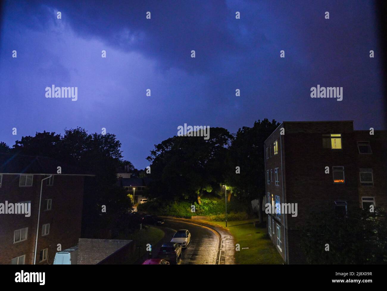 Brighton Reino Unido 19th Mayo 2022 - El relámpago de la hoja ilumina los cielos sobre el área de Queens Park de Brighton esta noche como tormentas barren a través del sureste de Inglaterra : Crédito Simon Dack / Alamy Live News Foto de stock