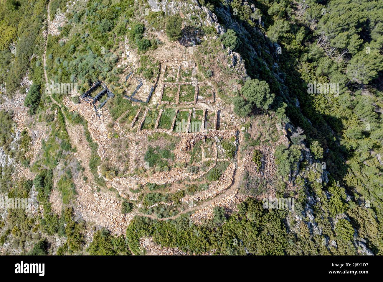 Tossal del Mortorum es un sitio arqueológico situado en una colina frente a la llanura costera de Ribera de Cabanes, Castellón vista aérea Foto de stock