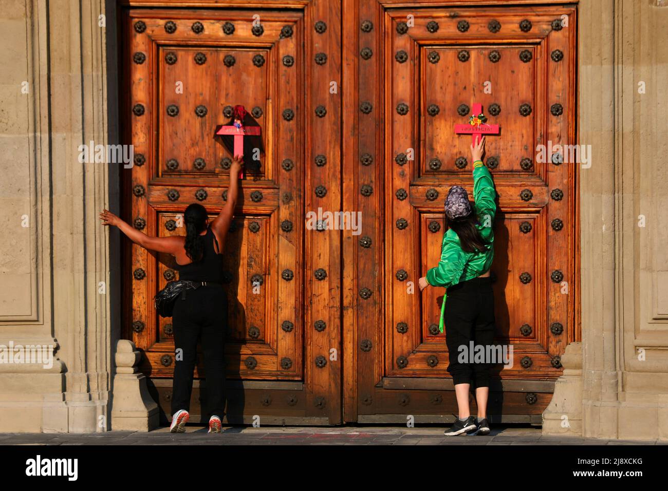 Las mujeres pusieron cruces en las puertas del Palacio Nacional en una  protesta contra el feminicidio y la violencia contra las mujeres en la  Ciudad de México, México, 18 de mayo de