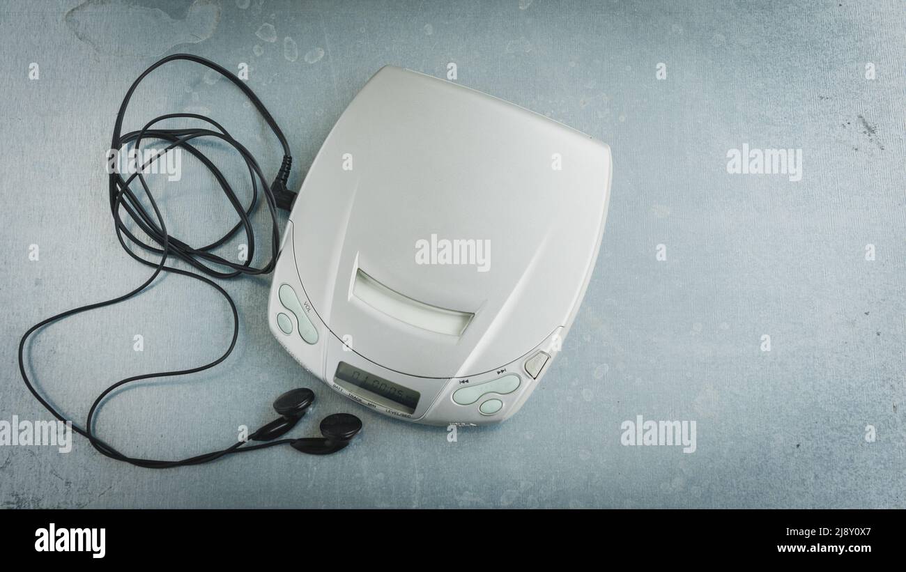 Portable cd player fotografías e imágenes de alta resolución - Alamy