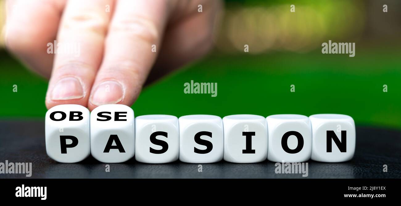 De la pasión a la obsesión. La mano da vuelta a los dados y cambia la palabra pasión a obsesión. Foto de stock