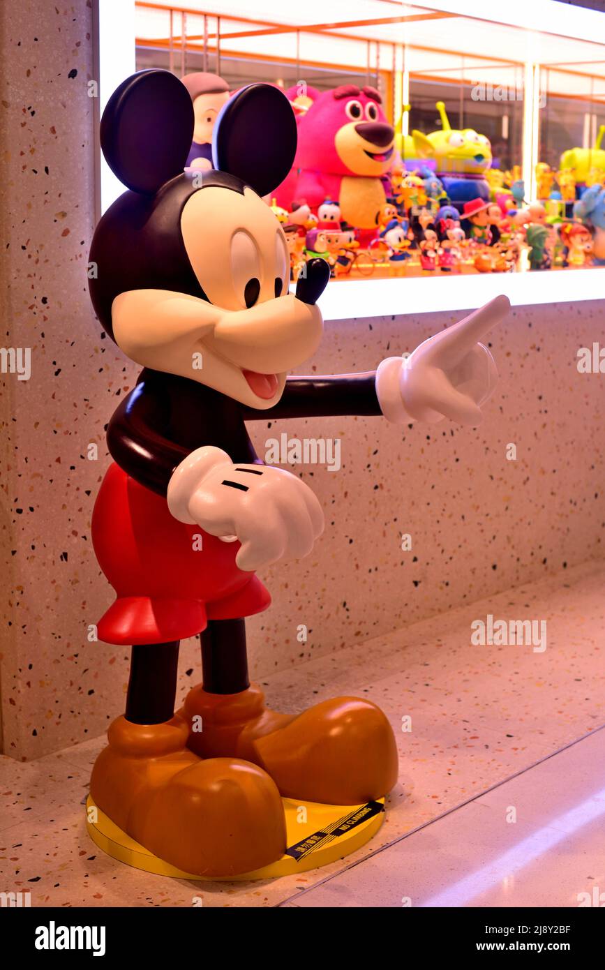 Mickey en una tienda de juguetes Foto de stock