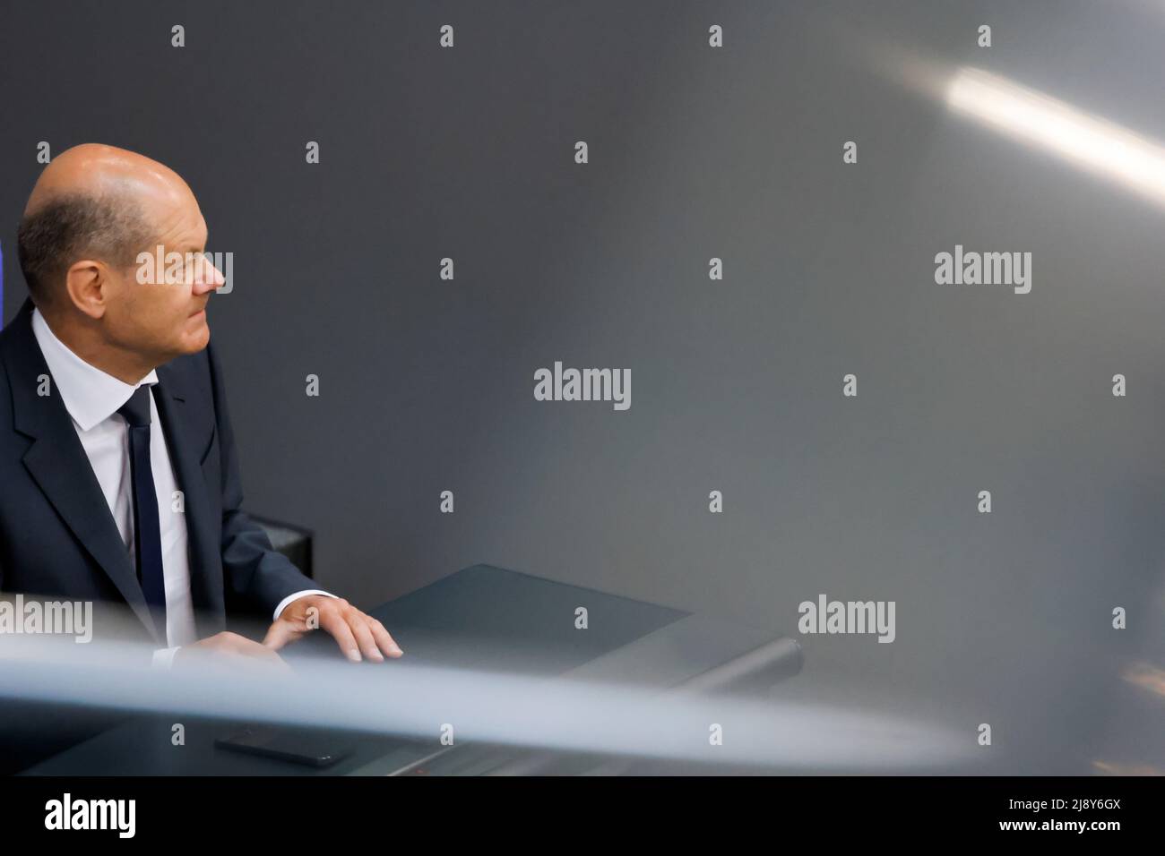 El Canciller alemán Olaf Scholz habla durante una sesión de la Cámara Baja del parlamento de Alemania, el Bundestag, en Berlín, Alemania, el 19 de mayo, 2022. REUTERS/Hannibal Hanschke Foto de stock