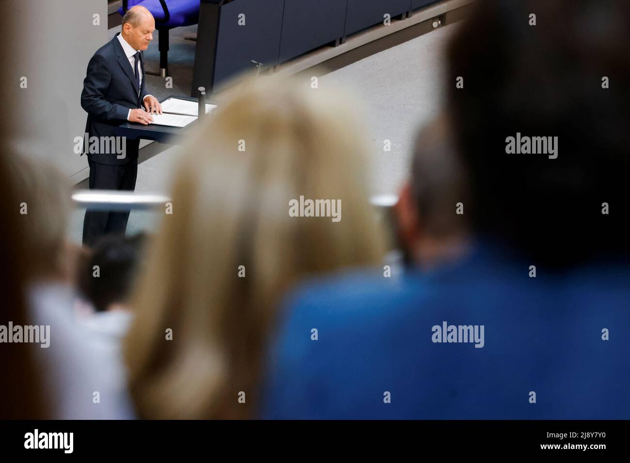 El Canciller alemán Olaf Scholz habla durante una sesión de la Cámara Baja del parlamento de Alemania, el Bundestag, en Berlín, Alemania, el 19 de mayo, 2022. REUTERS/Hannibal Hanschke Foto de stock