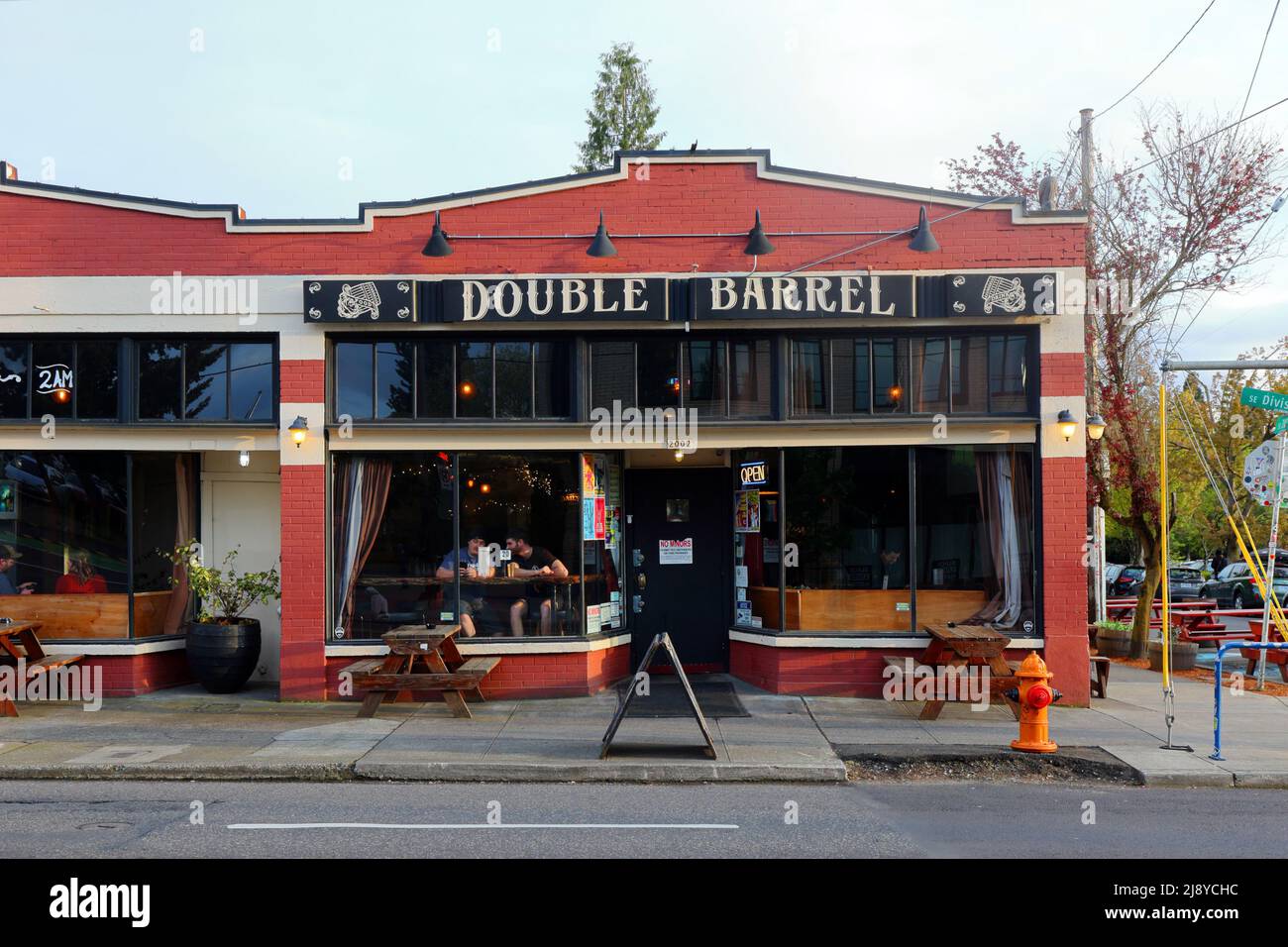 Double Barrel Tavern, 2002 SE Division St, Portland Foto de un bar en la División Clinton, barrio Hosford-Abernethy, Oregon Foto de stock