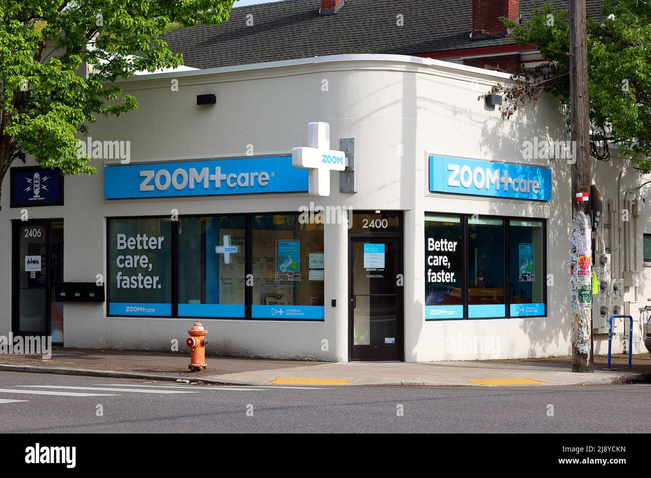 ZoomCare, 2400 E Burnside St, Portland Foto de un centro de atención de urgencia en el barrio de Buckman-Kerns, Oregón Foto de stock
