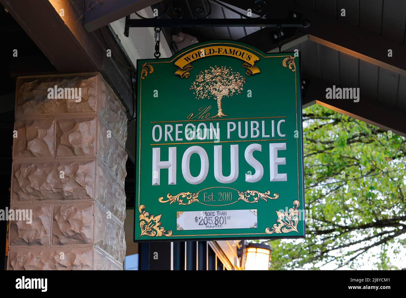 The Oregon Public House, 700 NE Dekum St, Portland foto de un bar en Woodlawn con ganancias de apoyo a varias organizaciones sin fines de lucro, Oregon Foto de stock