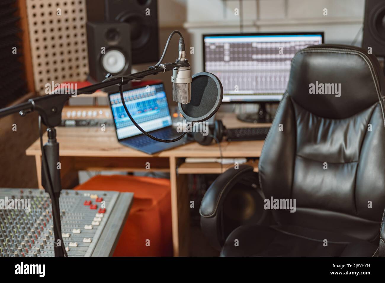 Estudio de micrófono de condensador de diafragma grande Neumann TLM 103 y Zoom  H5 recorder sobre un fondo de madera Fotografía de stock - Alamy