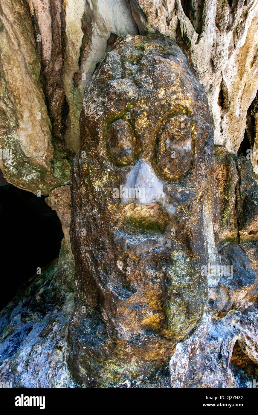 Piedra de la cara tallada en piedra caliza en Cueva de La Arena o Cueva de la Arena. Pintura rupestre precolombina pintura rupestre de los aborígenes taino en Los Ángeles Foto de stock