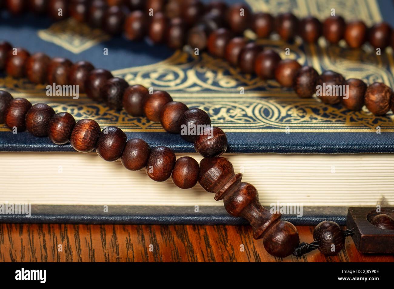 Fondo de papel pintado de cuentas rosarias (tasbih) y el santo corán Corán Corán Foto de stock