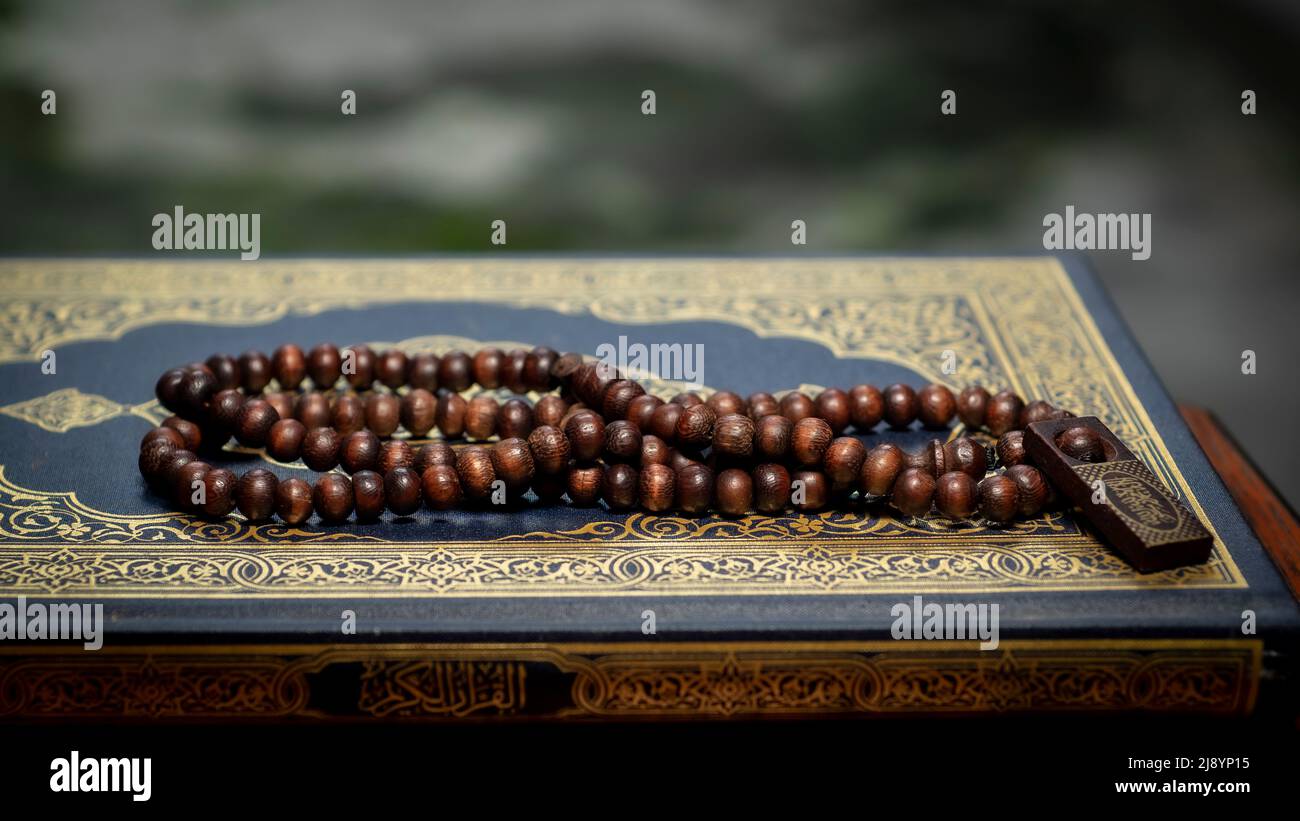 Fondo de papel pintado de cuentas rosarias (tasbih) y el santo corán Corán Corán Foto de stock
