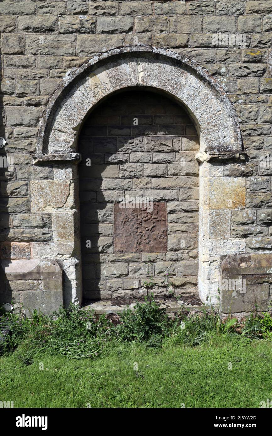 Puerta de estilo románico bloqueada. Iglesia de San Pedro, Iglesia Lawford, Warwickshire Foto de stock