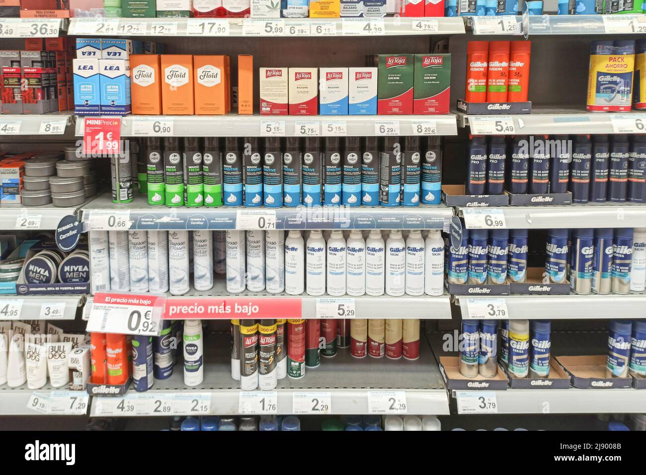 Huelva, España - 10 de mayo de 2022: Gillette Skin Ultra sensible y Carrefour mousse para afeitarse en una estantería del supermercado Carrefour Foto de stock