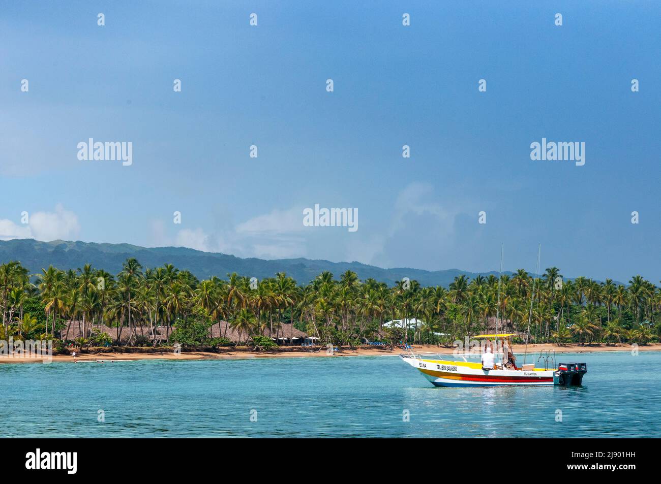 Barcos en la playa de Playa bonita en la península de Samaná en República Dominicana cerca de la ciudad de Las Terrenas. Playa Bonita, como su nombre Foto de stock