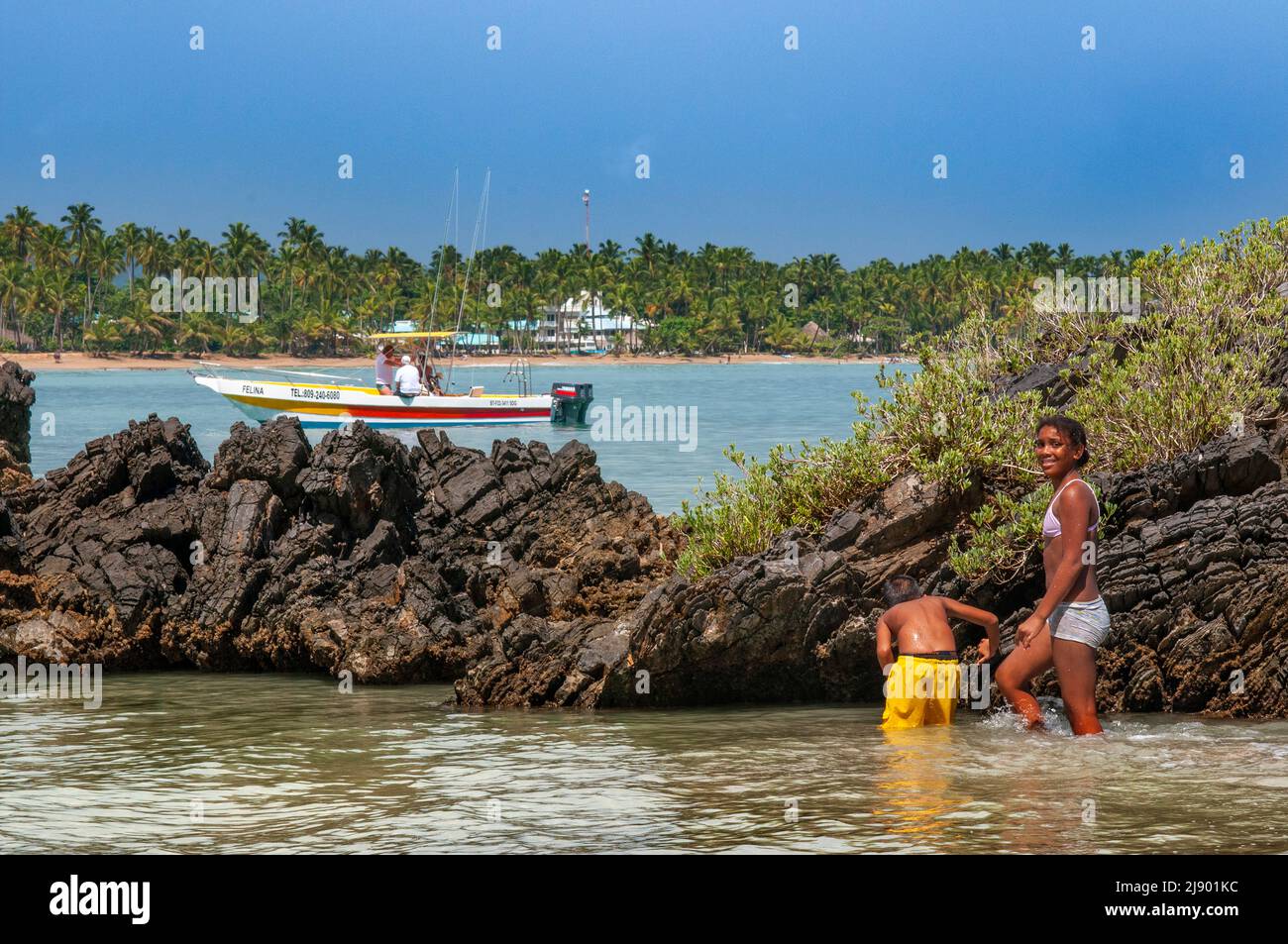 Adolescentes locales en Playa bonita en la península de Samaná en República Dominicana cerca de la ciudad de Las Terrenas. Playa Bonita, como su nombre indica, Foto de stock