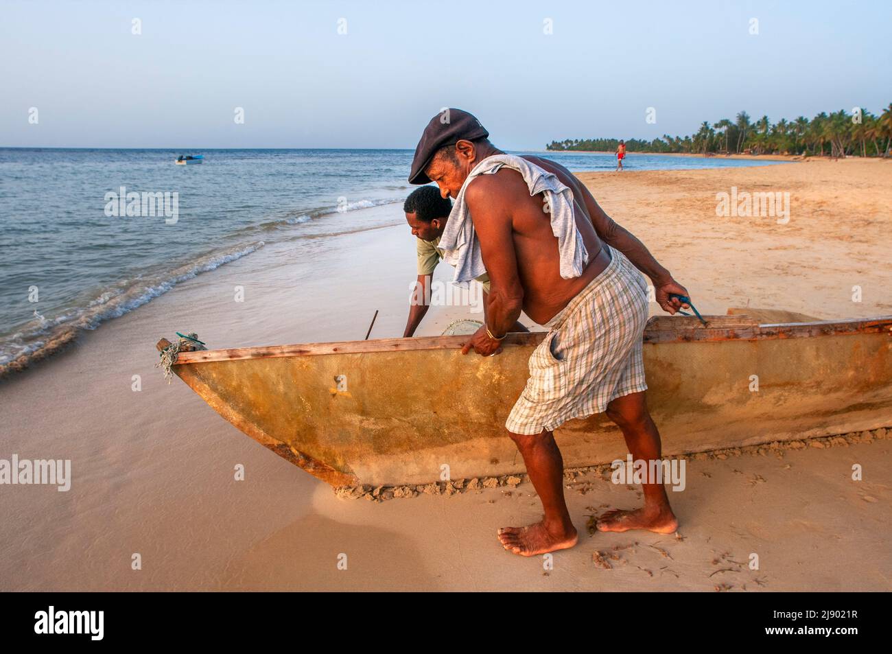 Pescadores locales en la playa de Las Terrenas, Samaná, República Dominicana, Caribe, América. Playa tropical caribeña con palmeras de coco. Esta san BLANCA Foto de stock