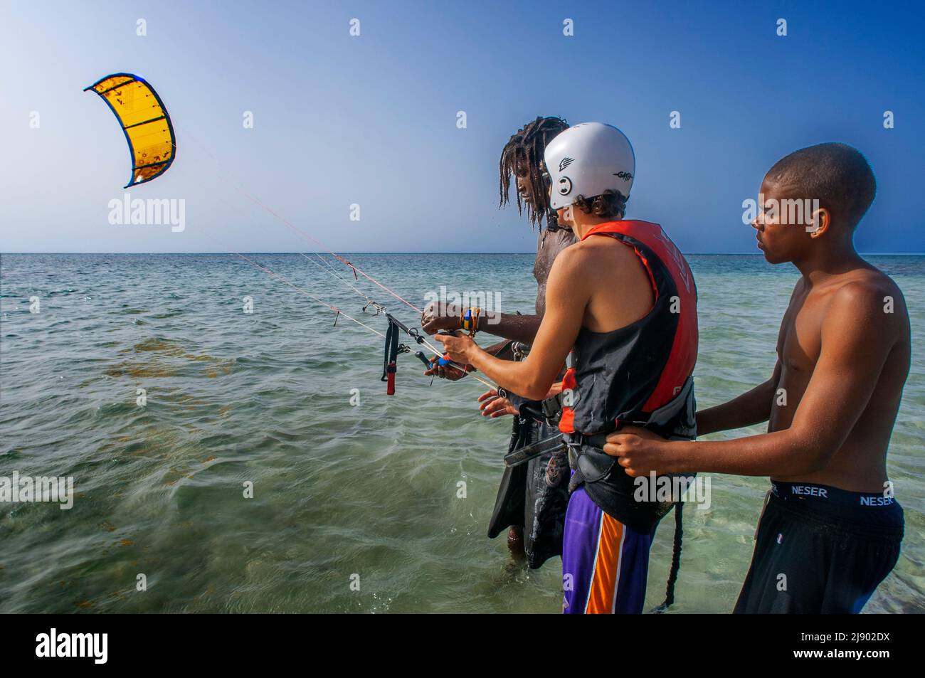 Clases de kitesurf en la playa de Las Terrenas, Samaná, República Dominicana, Caribe, América. Playa tropical caribeña con palmeras de coco. Este blanco- Foto de stock