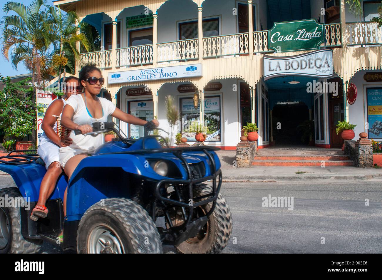Grillas en ATV Todos los vehículos todoterreno quad en el centro de la ciudad de Las Terrenas Samana, República Dominicana, Caribe, América. Las Terrenas es la mezcla perfecta Foto de stock