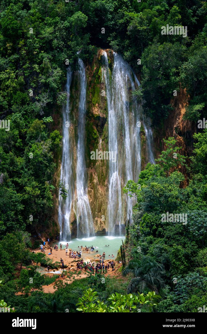 Turistas en la cascada escénica de El Limón cascada en las selvas de la península de Samaná en República Dominicana. Increíble aspecto veraniego de cascada en tropical Foto de stock