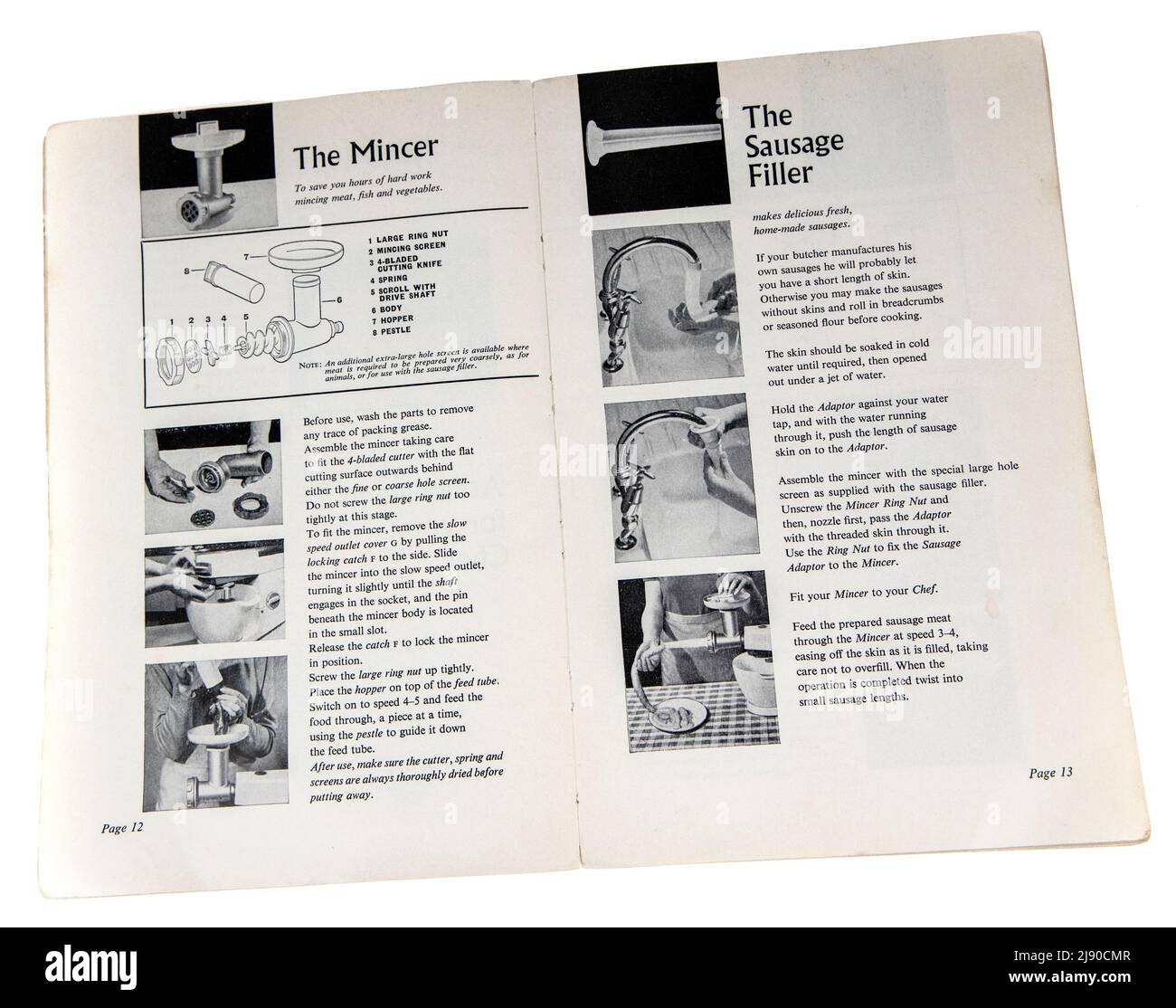 Los libros de instrucciones del chef Kenwood del 1960s, abren en las páginas para el equipo adicional de la picadora y del relleno de la salchicha Foto de stock