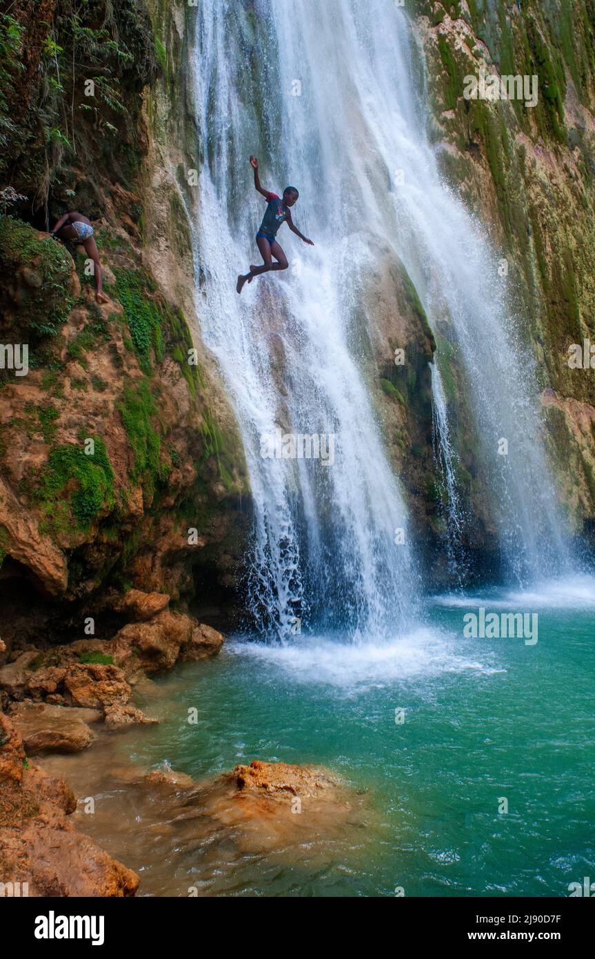Turistas en la cascada escénica de El Limón cascada en las selvas de la península de Samaná en República Dominicana. Increíble aspecto veraniego de cascada en tropical Foto de stock