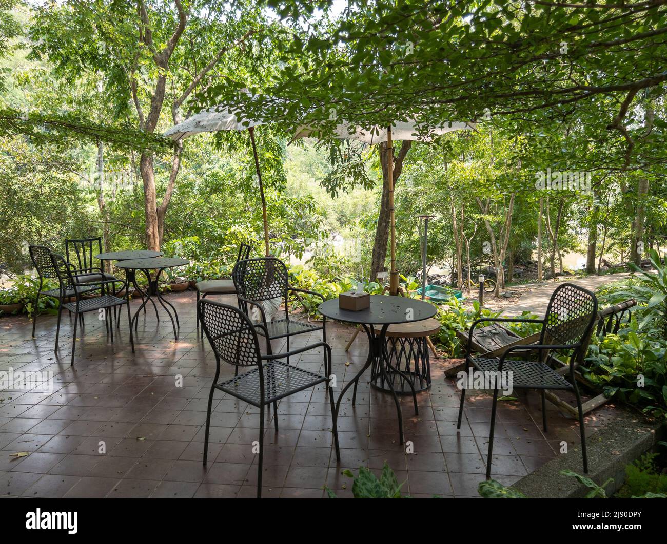 Mesas y sillas al aire libre Villa Jardín Terraza Ocio mesa y silla silla  de mimbre al aire libre Combinación de la tabla de madera de plástico -  China Muebles de exterior