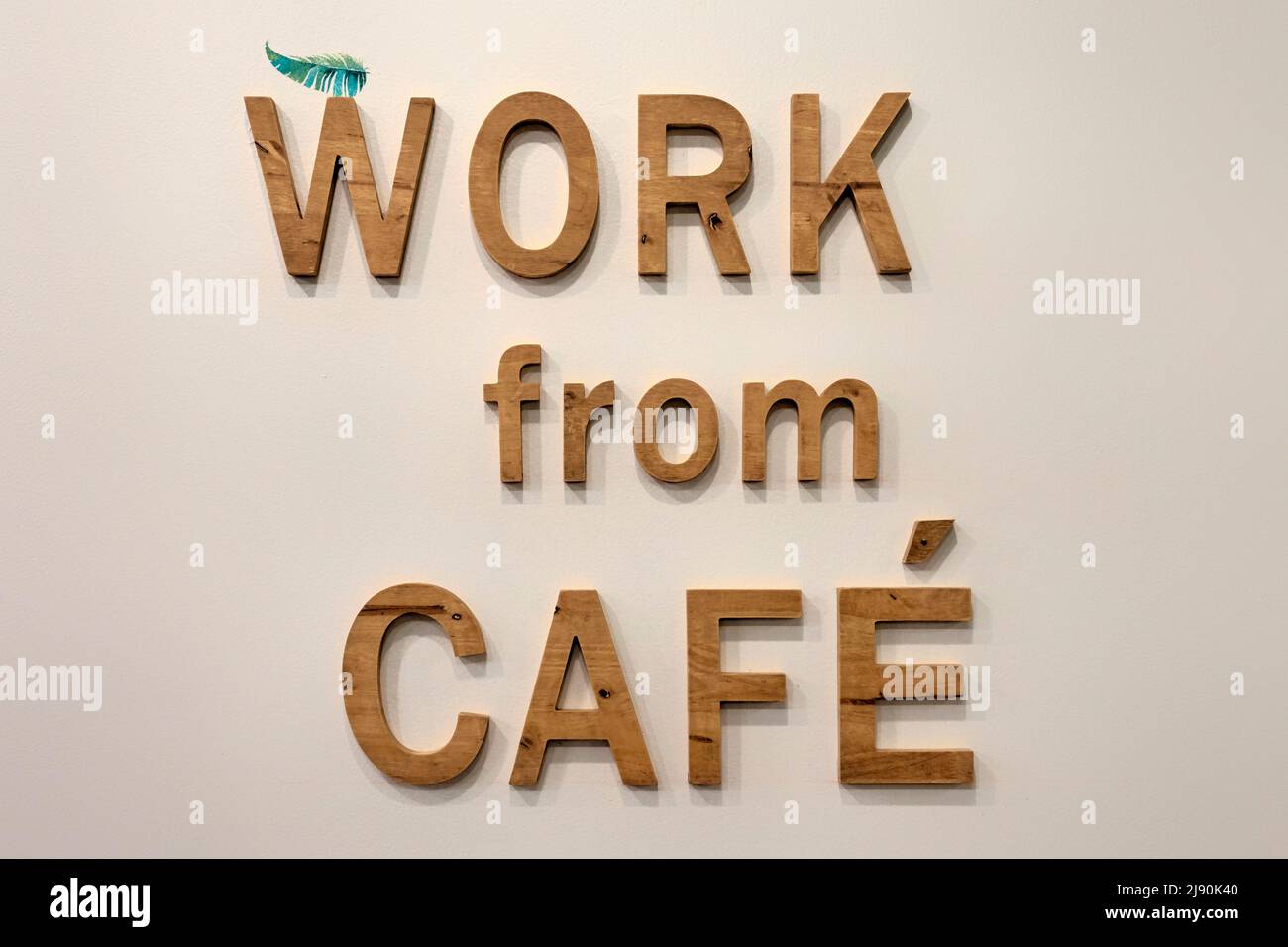 Trabajo desde casa. Trabaje desde Café en lugar de trabajar desde casa. Lugar de trabajo alternativo Foto de stock