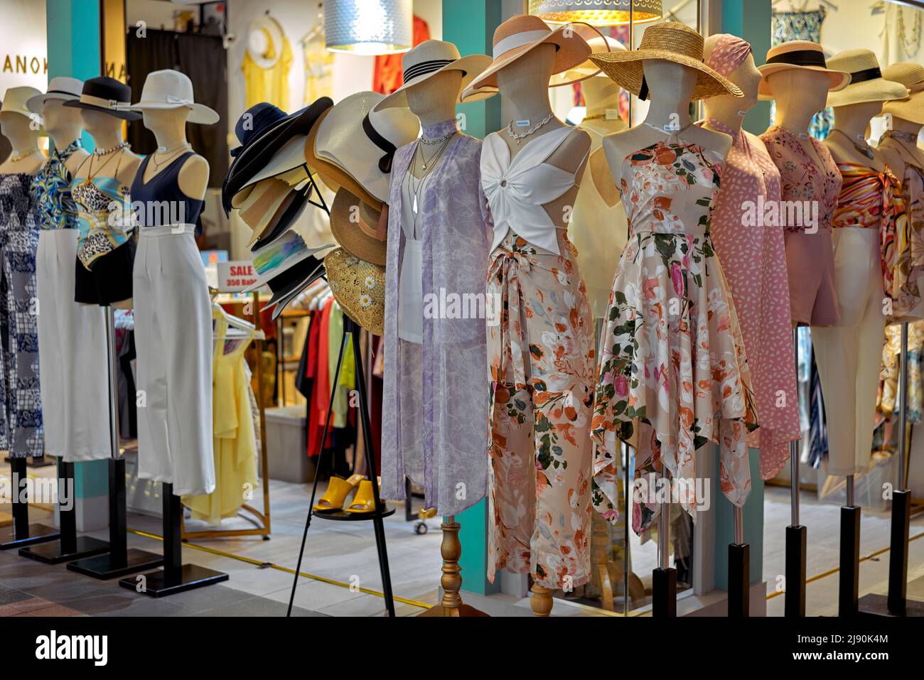 Tienda de ropa para mujer con sombreros siendo la característica dominante Foto de stock