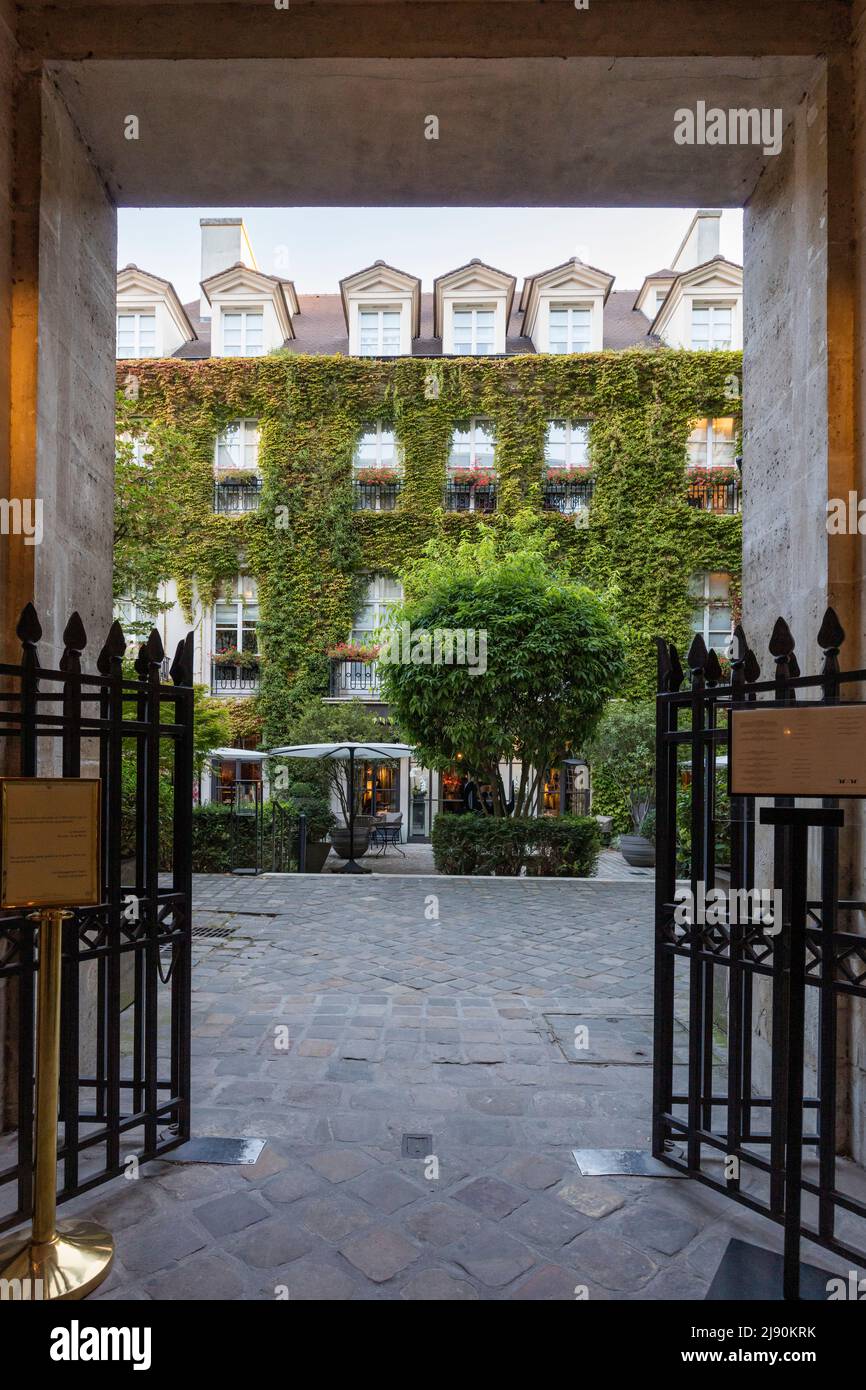 Entrada al hotel de lujo en el patio - Le Pavillon de la Reine, París, Francia Foto de stock