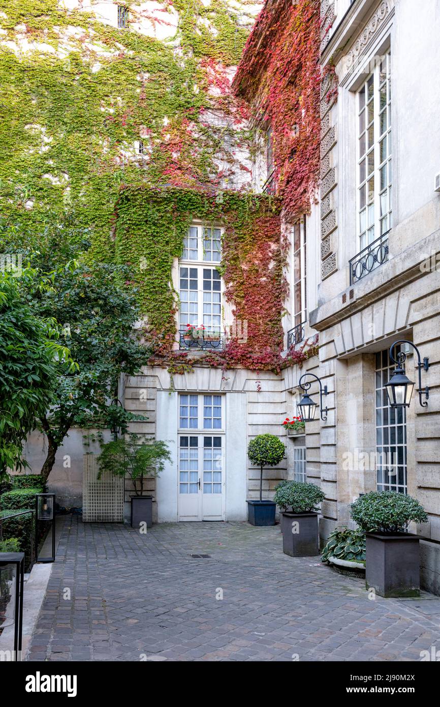 Entrada al hotel de lujo en el patio - Le Pavillon de la Reine, París, Francia Foto de stock