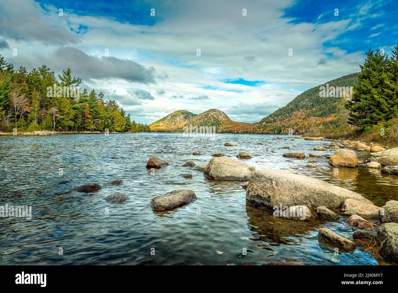 Paisaje con rocas en el estanque Jordan en el Parque Nacional Acadia, Maine USA Foto de stock