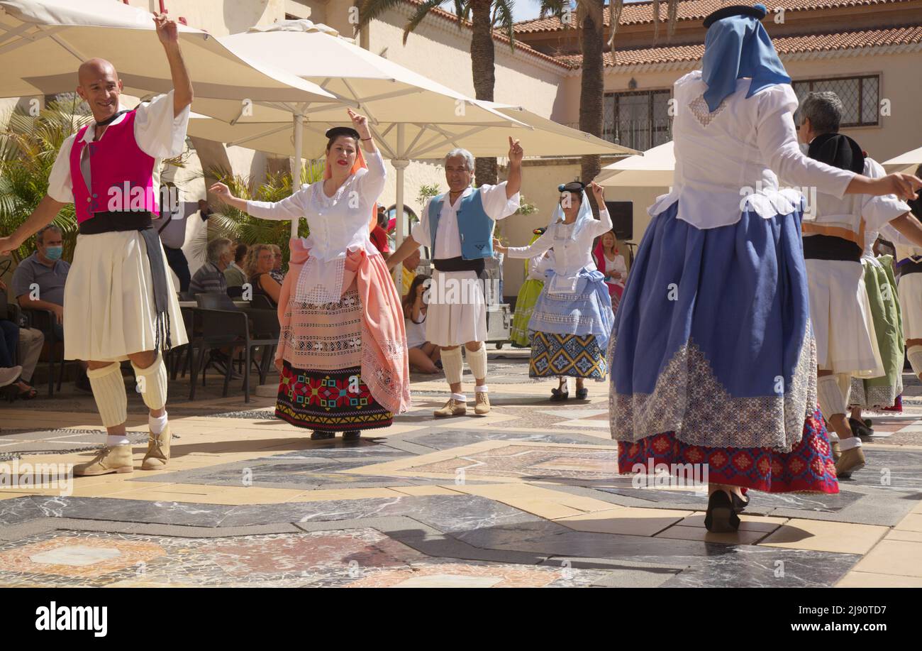 Las Palmas de Gran Canaria, España - 15 de mayo de 2022: La música folk y  los colectivos de danza reanudan sus espectáculos de fin de semana en  Pueblo Canario, es decir,