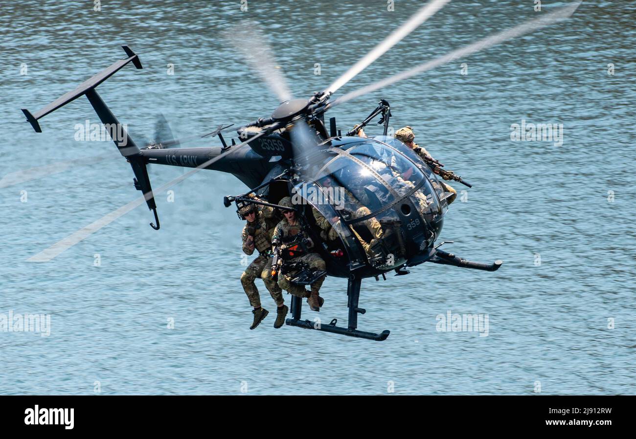 Tampa, Estados Unidos. 18th de mayo de 2022. Los comandos de las Fuerzas de Operaciones Especiales de Estados Unidos realizan una maniobra de ataque en un helicóptero MH-6 del Ejército durante una manifestación pública como parte de la Semana SOF, 18 de mayo de 2022 en Tampa, Florida. Crédito: SSgt. Alexander Cook/EE.UU Noticias en vivo de la Fuerza Aérea/Alamy Foto de stock